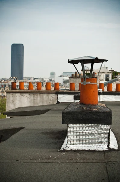 Schornsteine auf den Dächern von Paris — Stockfoto