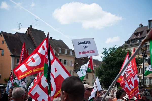 Mulhouse - Francia - 2 de agosto de 2014 - manifestación por la paz entre Israel y Palestina, contra el bombardeo israelí en Gaza — Foto de Stock