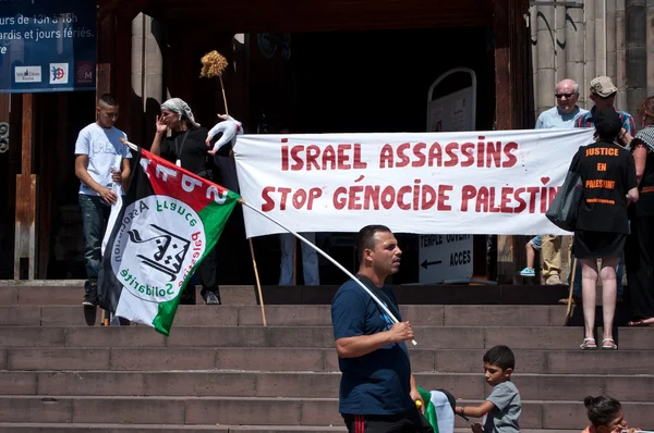 Mulhouse - França - 2 de agosto de 2014 - manifestação pela paz entre Israel e a Palestina, contra o bombardeio israelense em Gaza — Fotografia de Stock