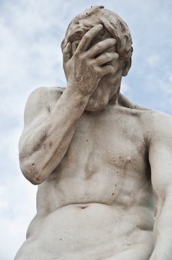 Paris 'teki Tuileries bahçesinde heykel
