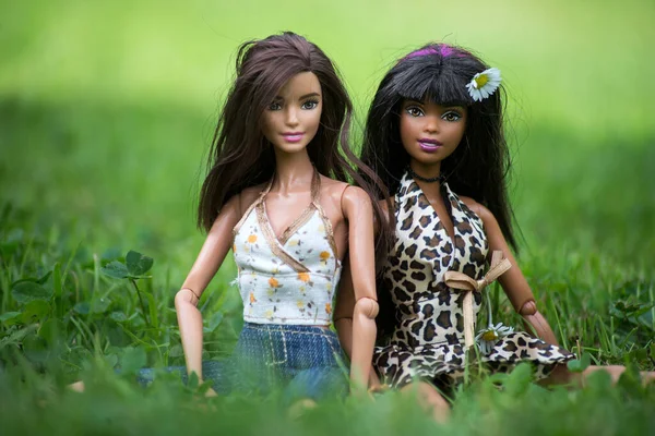 Mulhouse França Setembro 2021 Retrato Duas Bonecas Barbie Sentadas Jardim — Fotografia de Stock