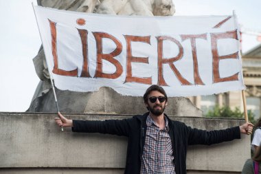 Strasbourg - Fransa - 2 Ekim 2021 - Sokaktaki sağlık geçidini pankartla ve Fransızca metinle protesto eden adamın portresi: liberte, traduction in English: Freedom: