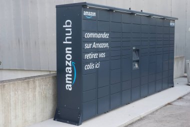 Belfort - Fransa - 2 Ekim 2021 Amazon logosu tren istasyonunun önündeki gri sarılma dolabında.