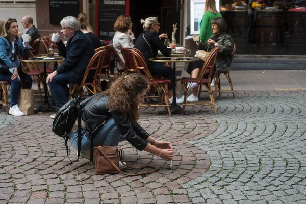 Strasbourg Franciaország Október 2021 Portré Turisztikai Fotós Fényképezés Fotó Vele — Stock Fotó