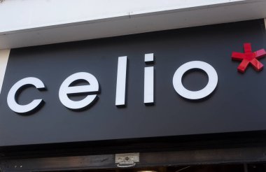 Belfort - Fransa - 8 Ekim 2021 - Caddedeki moda mağazasının önündeki Celia logosunun kapatılması