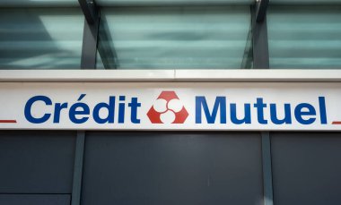 Belfort - Fransa - 8 Ekim 2021 - Banka acentesinin ön cephesindeki tabelada kredi karşılıklı logosu kapatıldı 
