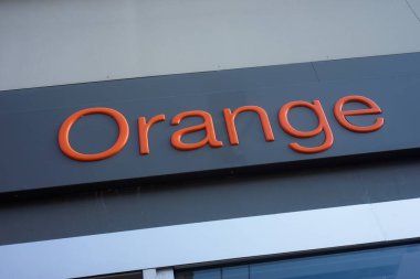 Belfort - Fransa - 8 Ekim 2021 - Fransız telekomünikasyon şirketinin turuncu logosunun perakendecisi 