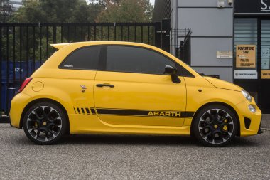 Mulhouse - Fransa - 10 Ekim 2021 - Sarı Fiat 500 abarth 595 'in profil görüntüsü sokağa park edilmiş