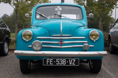 Mulhouse - Fransa - 10 Ekim 2021 - Caddeye park edilmiş mavi Renault 4CV 'nin ön görüntüsü