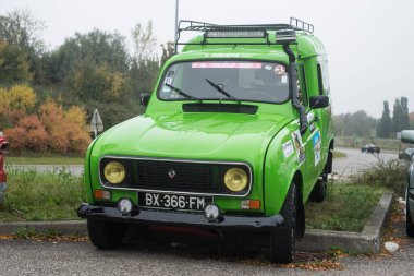 Mulhouse - Fransa - 10 Ekim 2021 - Caddeye park edilmiş yeşil Renault 4 4X4 'ün ön görüntüsü
