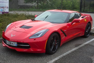 Mulhouse - Fransa - 10 Ekim 2021 - Caddeye park edilmiş kırmızı Chevroolet Corvette manzarası
