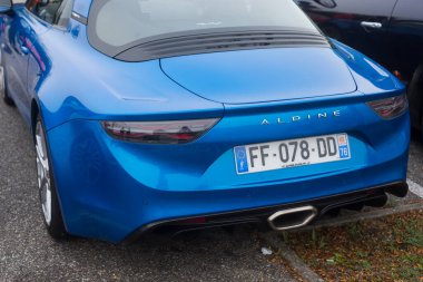 Mulhouse - Fransa - 10 Ekim 2021 - Caddeye park edilmiş mavi renault alp 110 'un dikiz görüntüsü