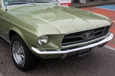 Mulhouse - Fransa - 10 Ekim 2021 Ford Mustang 1967 'nin ön görüntüsü