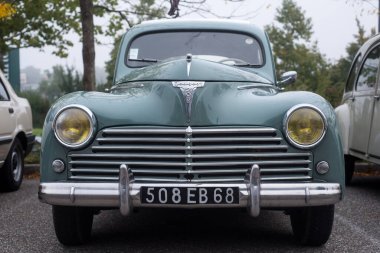 Mulhouse - Fransa - 10 Ekim 2021 - Gri Peugeot 203 'ün sokak manzarası