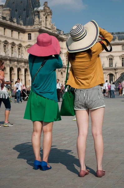Азиатские туристы в Лувре — стоковое фото