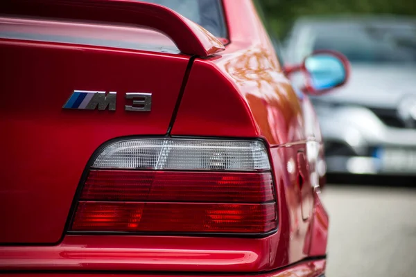 Mulhouse Frankrijk Augustus 2021 Achteraanzicht Van Rode Bmw Geparkeerd Straat — Stockfoto