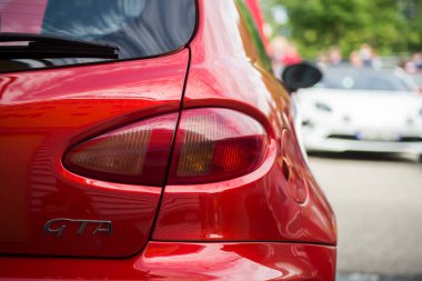 Mulhouse - Fransa - 8 Ağustos 2021 - Kırmızı alfa romeo V8 gta arabanın arka görüntüsü sokağa park edildi