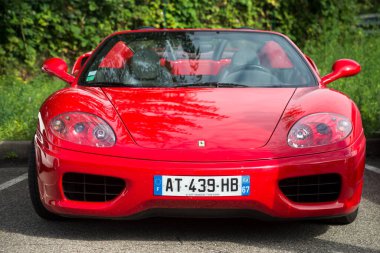 Mulhouse - Fransa - 8 Ağustos 2021 - Caddeye park etmiş kırmızı Ferrari 360 Modena 'nın ön görüntüsü 