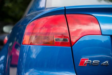 Mulhouse - Fransa - 8 Ağustos 2021 - Arka ışık ve mavi Audi RS4 işaretleri sokağa park edildi