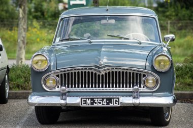 Mulhouse - Fransa - 8 Ağustos 2021 - Gri retro Simca arabasının caddeye park edilmiş ön görüntüsü 