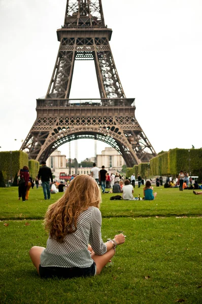 Frau im Eiffelturm in Paris — Stockfoto