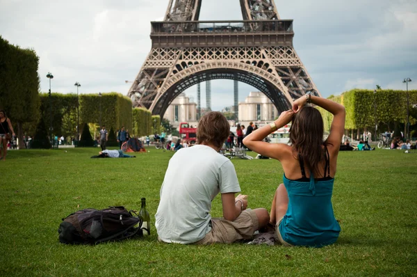 Couple dans la Tour Eiffel à Paris — Photo