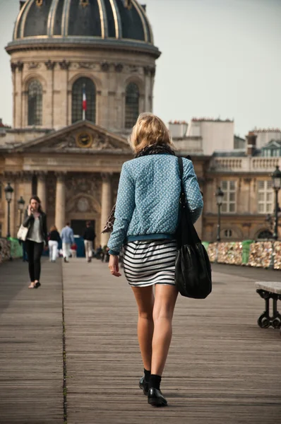 Frau in der Brücke der Künste in Paris — Stockfoto