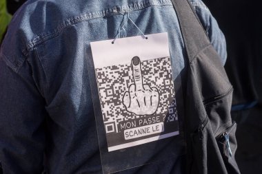 Colmar - Fransa - 9 Ekim 2021 - Fransızcada pankart ve qr kodu ile protesto eden insanlar, mon pass scanne le, İngilizce: benim geçiş kartım, tara