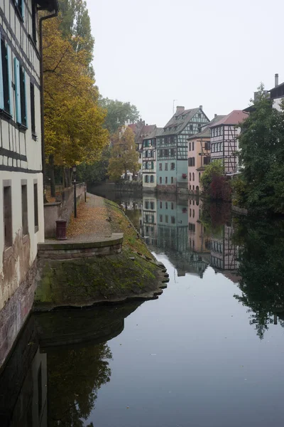 Blick Auf Herbstliche Bäume Rande Des Flusses Kleinen Frankreichviertel Straßburg — Stockfoto