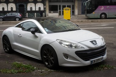 Mulhouse - Fransa - 20 Ekim 2021 - Sokağa park etmiş beyaz Peugeot RCZ 'nin ön görüntüsü  