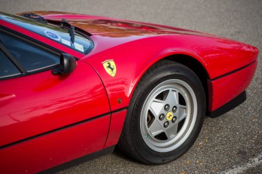 Mulhouse - Fransa - 12 Eylül 2021 - Kırmızı Ferrari 308 GTS 'nin profil görüntüsü sokağa park edildi