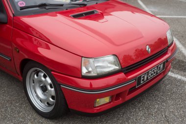 Mulhouse - Fransa - 10 Ekim 2021 - Caddeye park edilmiş Red Renault Clio 16 'ların ön görüntüsü 