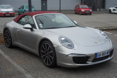 Mulhouse - Fransa - 10 Ekim 2021 - Gri Porsche 911 'in caddeye park edilmiş ön görüntüsü 