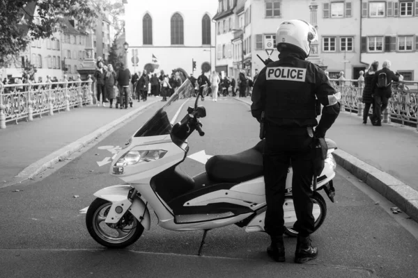 ストラスブール フランス 10月2021 循環のための通りにスクーターでフランスの警察官のバックビューの肖像画 — ストック写真
