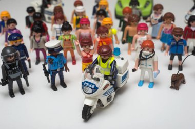 Mulhouse - Fransa - 26 Ekim 2021 - Beyaz arka planda Playmobil figürler koleksiyonu