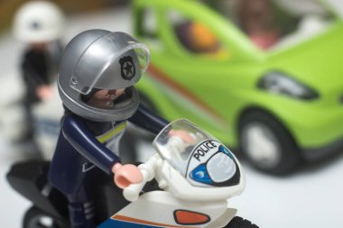 Mulhouse - Fransa - 26 Ekim 2021 - Beyaz arka planda polis ve motosiklet oyuncakları koleksiyonu