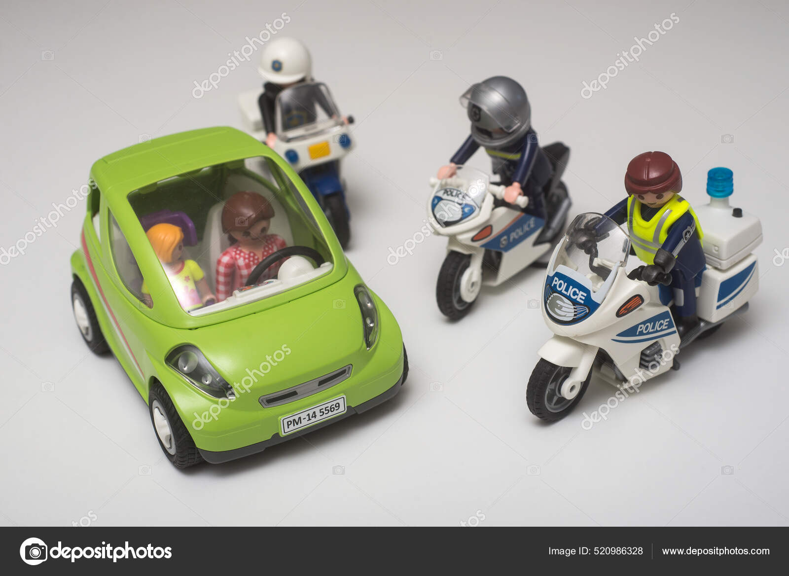 警察官やバイクの閉鎖白い背景に車を制御Playmobil人形コレクション　Mulhouse　ストックエディトリアル用写真©NeydtStock＃520986328　フランス　2021年10月26日
