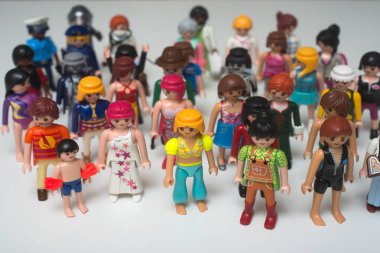 Mulhouse - Fransa - 26 Ekim 2021 - Beyaz arka planda Playmobil figürler koleksiyonu
