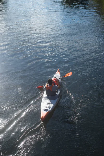 Ritratto Sul Retro Dell Uomo Kayak Nel Fiume — Foto Stock