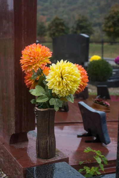 Крупный План Искусственных Хризантем Цветы Могиле Кладбище — стоковое фото