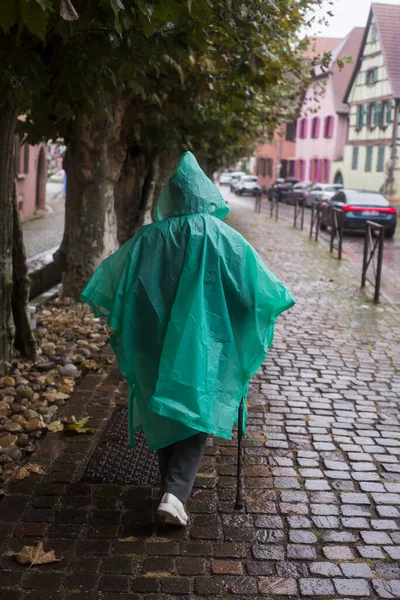 Ritratto Sulla Vista Posteriore Donna Che Indossa Poncho Impermeabile Verde — Foto Stock