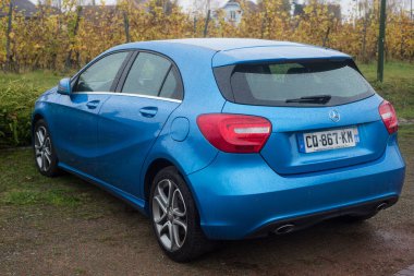 Bergheim - Fransa - 31 Ekim 2021 - Caddeye park etmiş mavi Mercedes 'in arka manzarası 