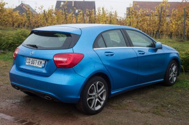 Bergheim - Fransa - 31 Ekim 2021 - Caddeye park etmiş mavi Mercedes 'in arka manzarası 