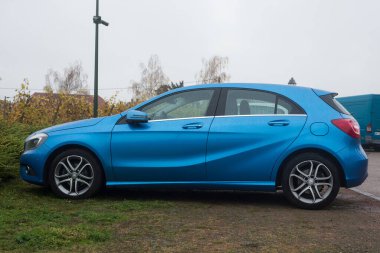 Bergheim - Fransa - 31 Ekim 2021 - Sokağa park etmiş mavi Mercedes 'in profil görüntüsü 