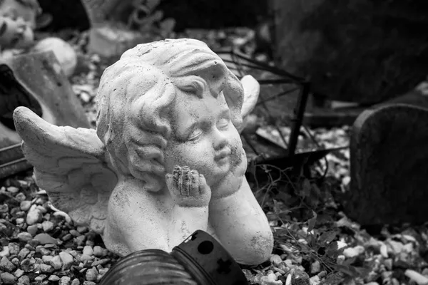 Detailní Záběr Zhuleného Anděla Spícího Hrobě Hřbitově — Stock fotografie