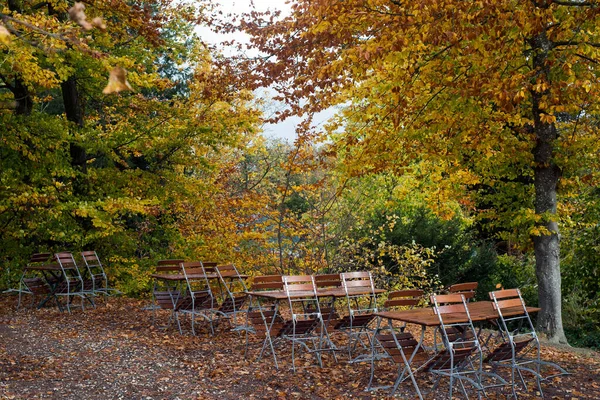 이탈리아 국경의 테라스에 테라스에 나무로 탁자와 의자들의 — 스톡 사진