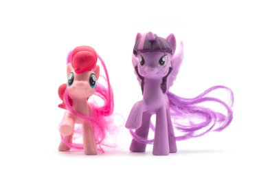 mulhouse - Fransa - 4 Kasım 2021 - Beyaz arka planda renkli midilli heykelciklerinin kapatılması