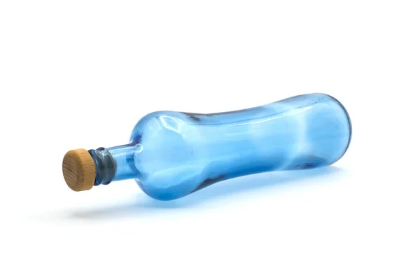 Zbliżenie Niebieskiej Szklanej Butelki Białym Tle — Zdjęcie stockowe