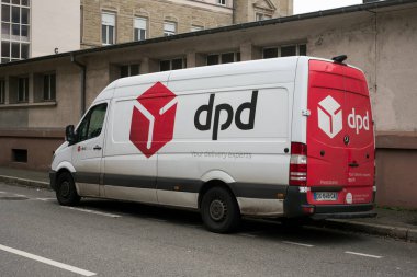 Mulhouse - Fransa - 27 Aralık 2020 DPD dağıtım aracı Mercedes 'in profil görüntüsü