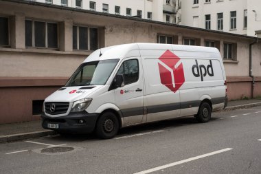 Mulhouse - Fransa - 27 Aralık 2020 DPD dağıtım aracı Mercedes 'in profil görüntüsü